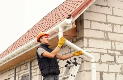 Pose et remplacement de gouttières à Corbel